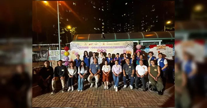 青衣親子同樂日賀國慶迎中秋 嘉賓向小朋友送禮場面溫馨