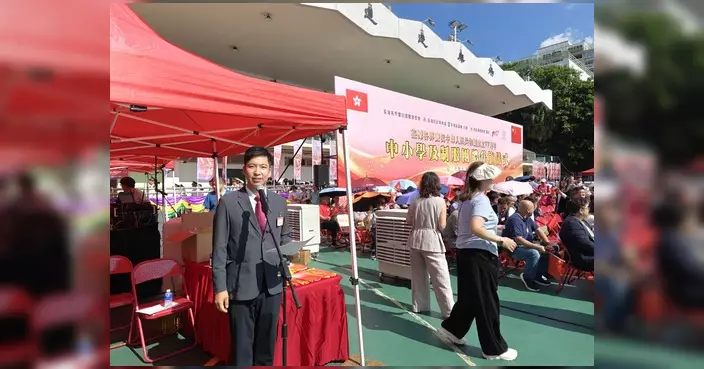 荃灣國慶77周年升旗儀式圓滿舉行 王婉蓉任主禮嘉賓檢閱18隊方隊