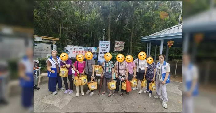 屯門區新景關愛隊中秋愛心探訪 上樓為長者送福袋傳遞節日祝福