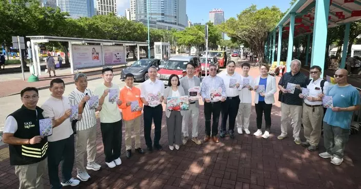 國慶黃金周臨近 姚柏良聯同運輸署署長到中環的士站了解前線服務