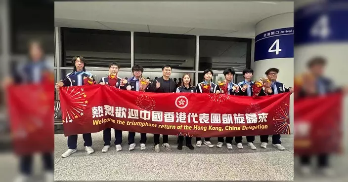 邱達根赴亞運會場觀賞電競賽事 與王者榮耀銅牌團隊同機返港