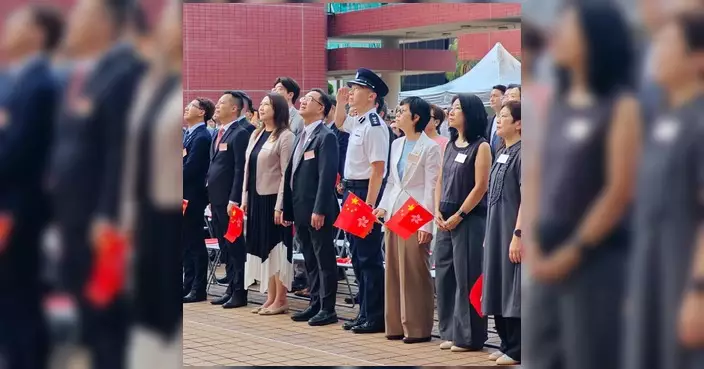 屯門警區國慶77周年升旗禮 指揮官馬偉卿到場為升旗隊打氣