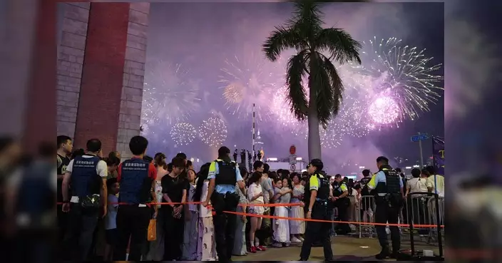 警隊維港沿岸堅守崗位 與市民共賞國慶煙花