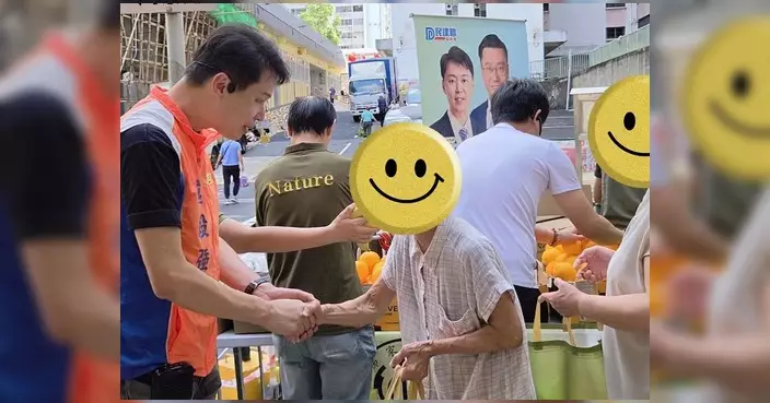 越毅強國慶日到彩雲邨與居民見面 義工派愛心福袋關懷長者