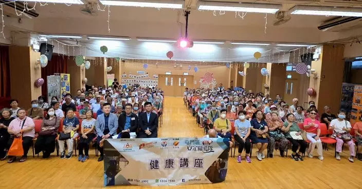 馮沛賢協助安定關愛隊辦國慶升旗儀式 約200名居民到場見證