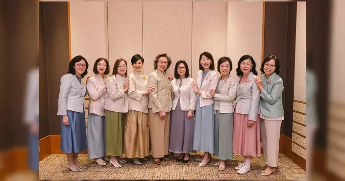麥美娟穿理大生設計華服 出席國慶升旗儀式及酒會