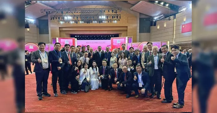 李嘉欣出席國慶酒會 聯同西貢區議員祝賀國家華誕