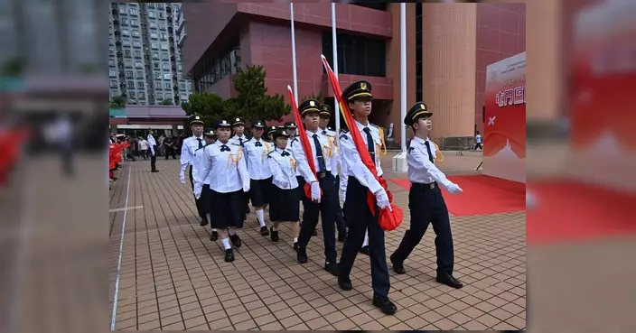 屯門國慶升旗禮逾400人觀禮 聯校升旗隊中式步操莊嚴肅穆