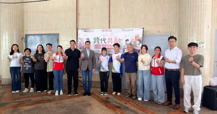 吳秋北與東區區議員何毅淦到翠灣邨家訪 讚創知中學同學為屋邨添活力