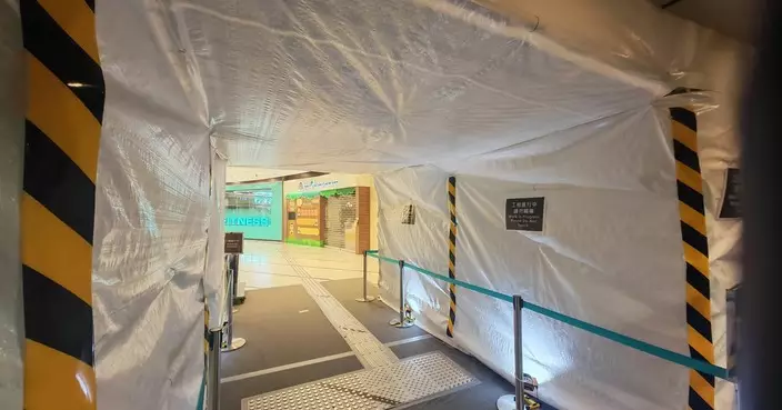 青衣城通往灝景灣通道天花飾面掉落 臨時上蓋加設後已重開