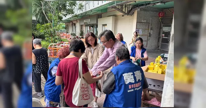 葵青區長亨關愛隊中秋送月餅 探訪長亨邨街坊商戶及前線員工