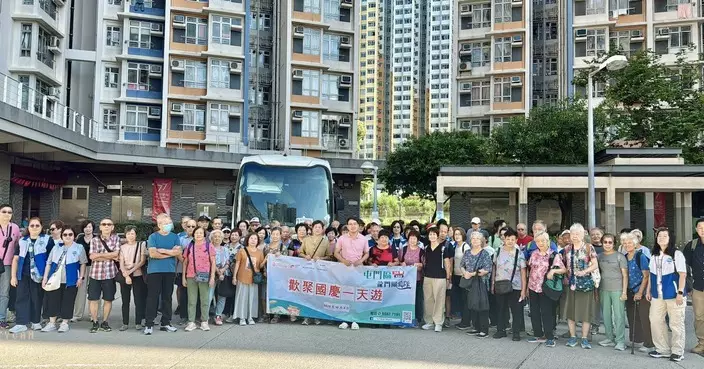 屯門龍門關愛隊辦國慶一天遊 區議員葉俊遠到場與街坊交流