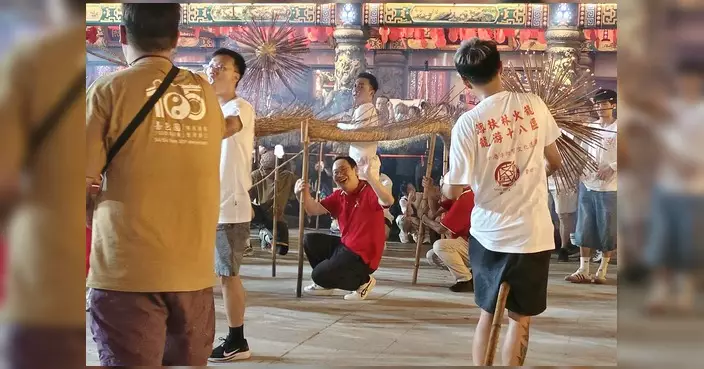 柯創盛落場參與舞火龍賀國慶 首執龍桿體驗非遺魅力
