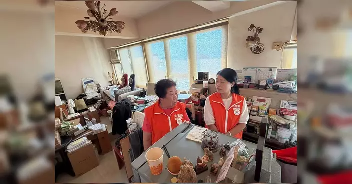中西區寶翠小區關愛隊探望獨居長者 送上問候祝願安康