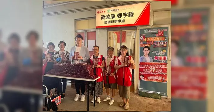 黃遠康辦Happy Friday活動 尚德邨首場向街坊派小禮物