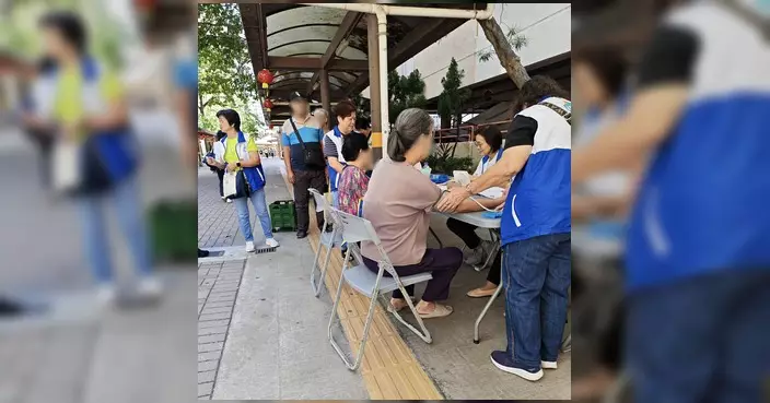 屯門湖景關愛隊周三服務日 為街坊量血壓分享資訊