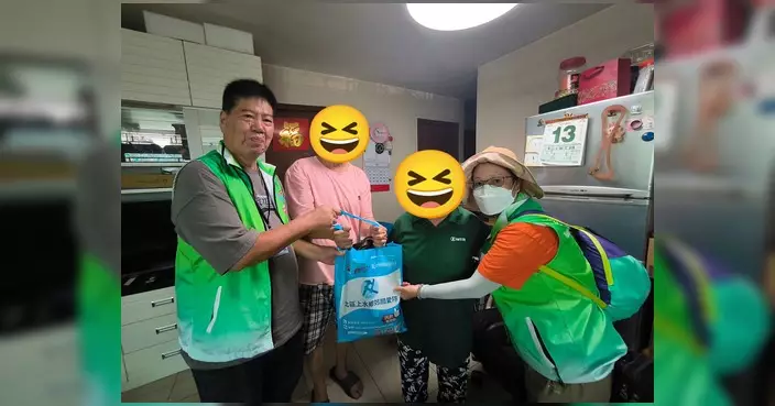北區上水鄉郊關愛隊入坑頭村探訪 逐戶送風扇福袋