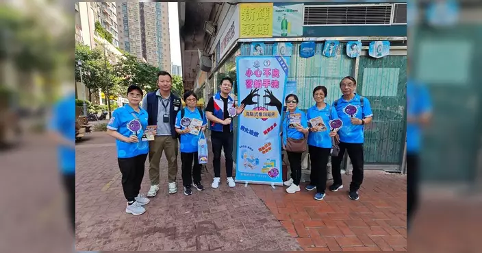 屯門警區聯同區議員及耆樂警訊落區宣傳 籲街坊提防消費陷阱