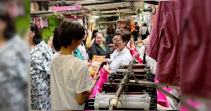 灣仔婦女聯會國慶走訪太原街 向攤商市民送祝福
