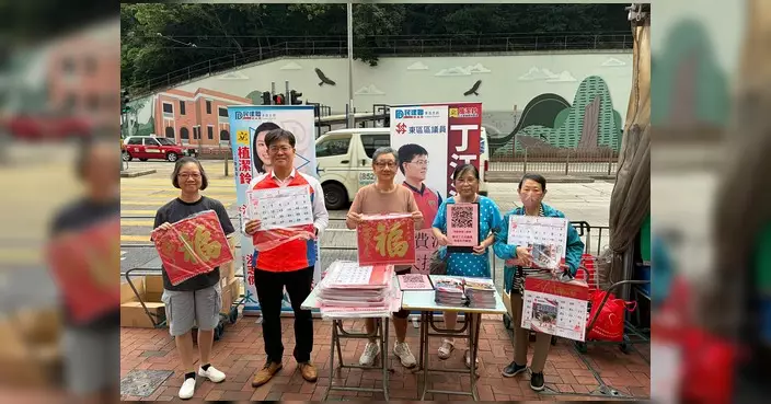 太北團隊鰂魚涌設街站派2027年大掛曆 丁江浩聆聽街坊意見
